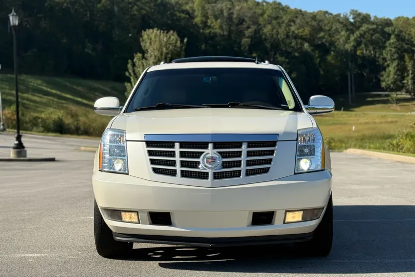 2011 Cadillac Escalade Luxury photo 1