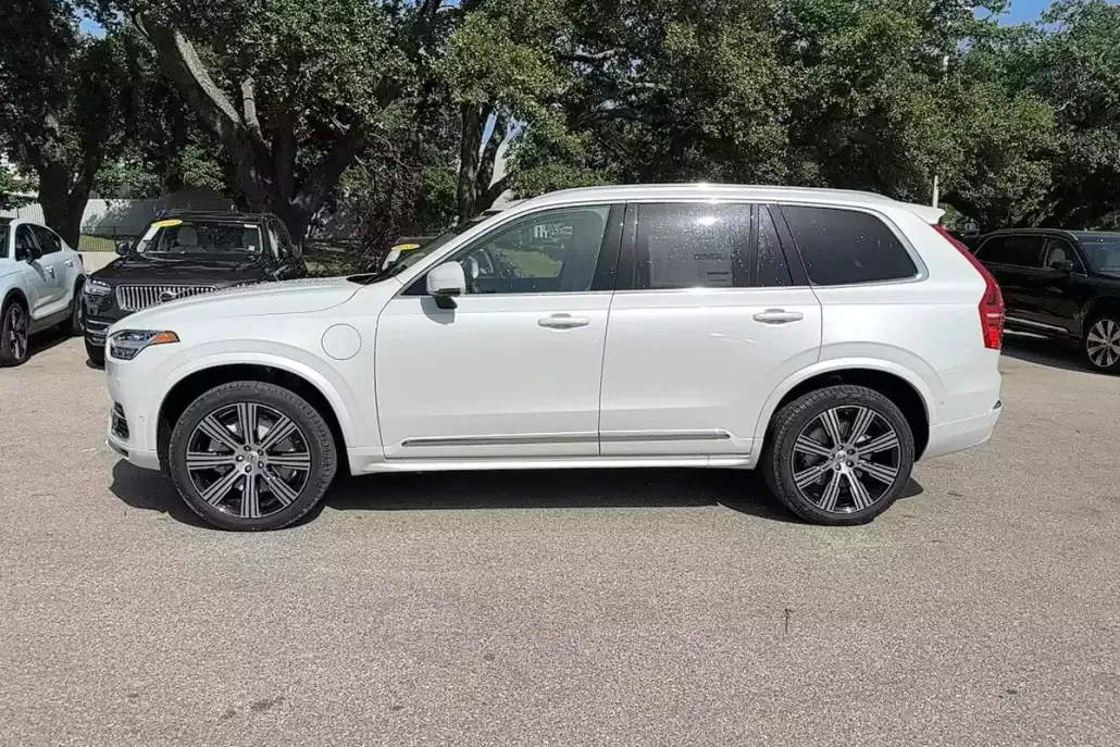 2025 Volvo XC90 Plus T8 AWD photo 1
