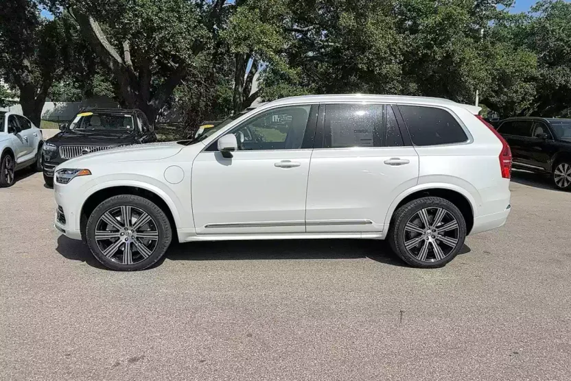 2025 Volvo XC90 Plus T8 AWD photo 1