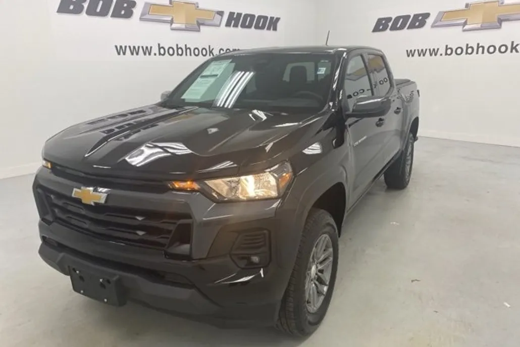 2024 Chevrolet Colorado LT photo 1