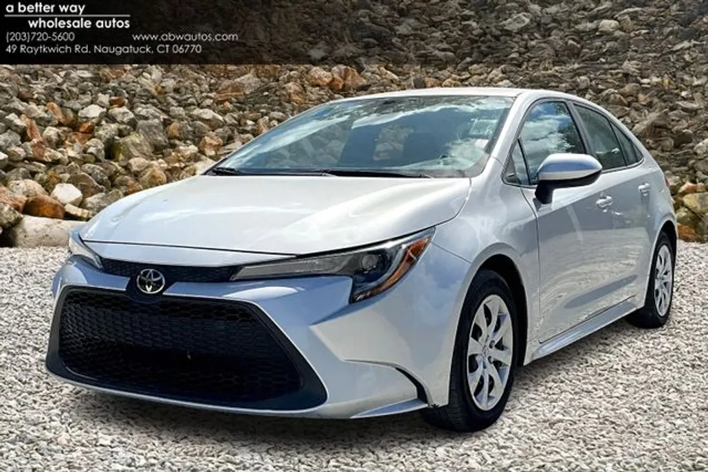 2021 Toyota Corolla LE photo 1