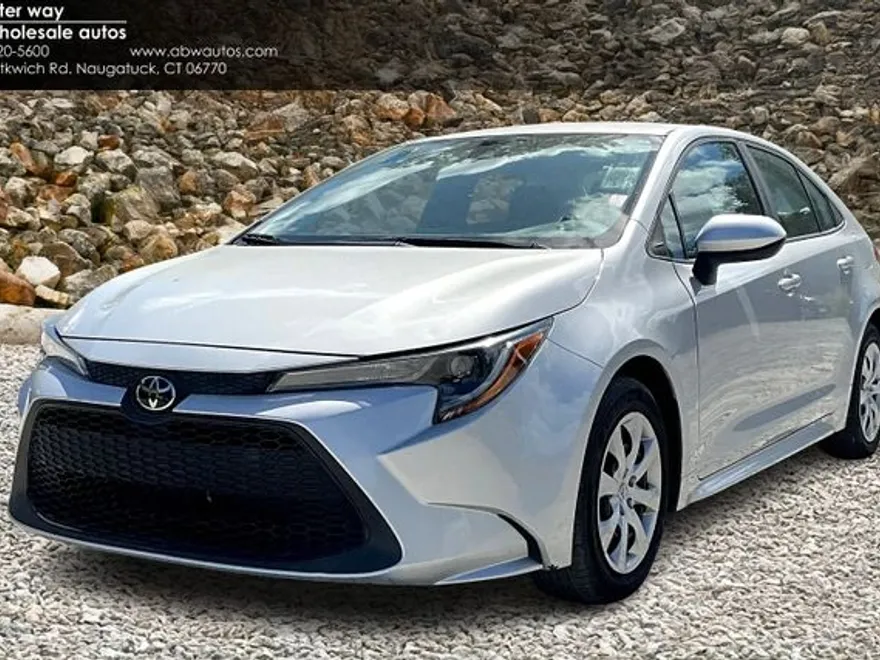 2021 Toyota Corolla LE photo 1