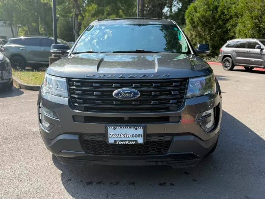 2017 Ford Explorer Sport photo 1