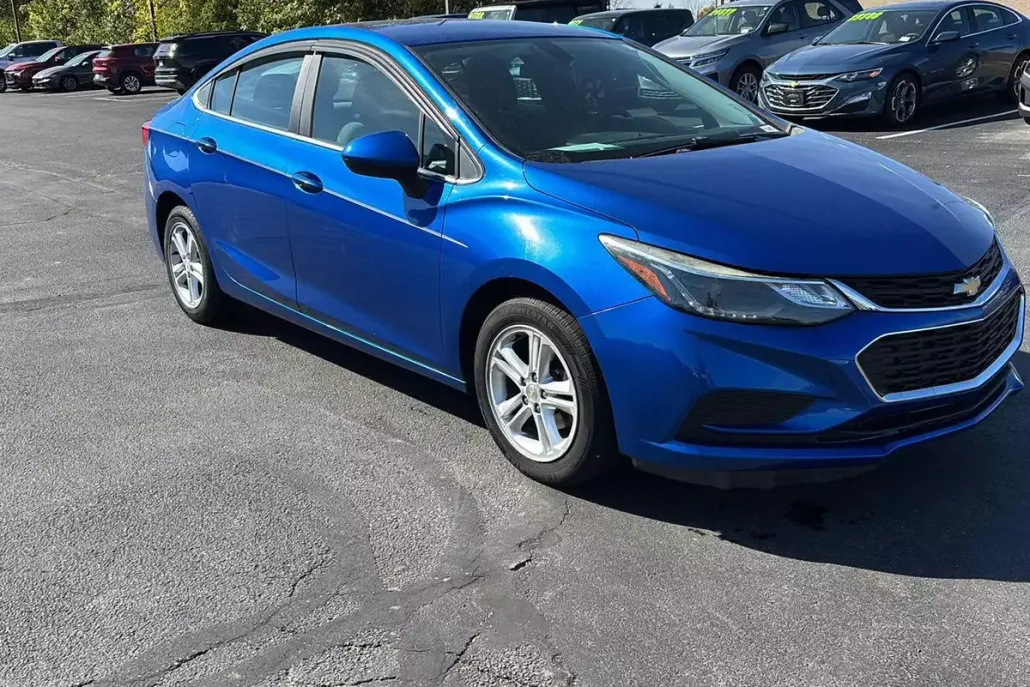 2017 Chevrolet Cruze LT photo 1