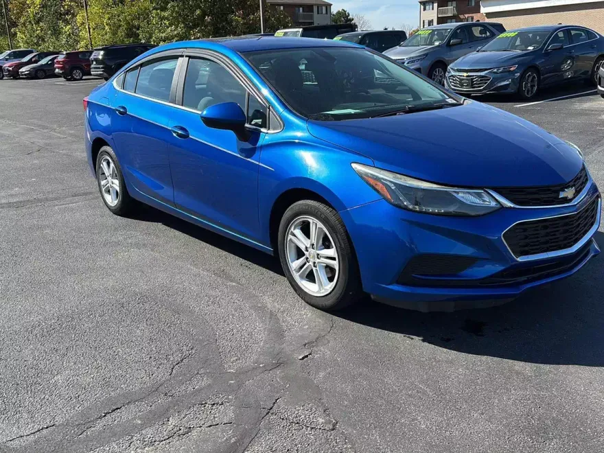 2017 Chevrolet Cruze LT photo 1