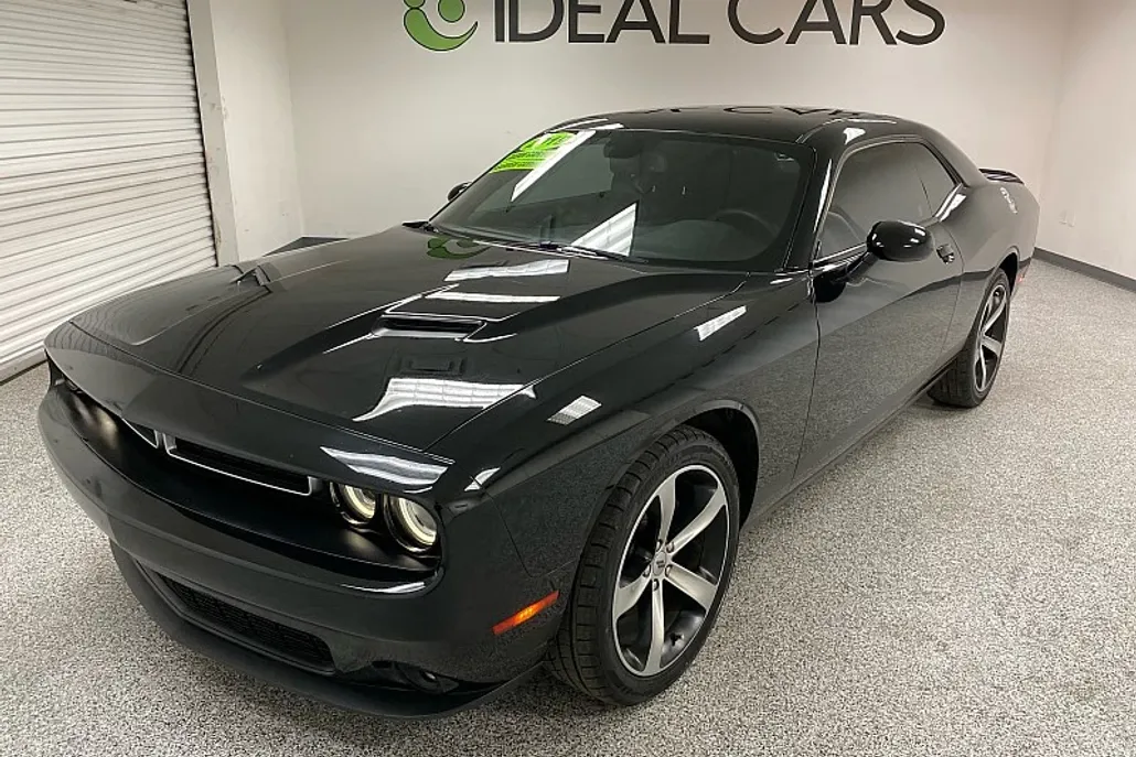 2019 Dodge Challenger SXT photo 1