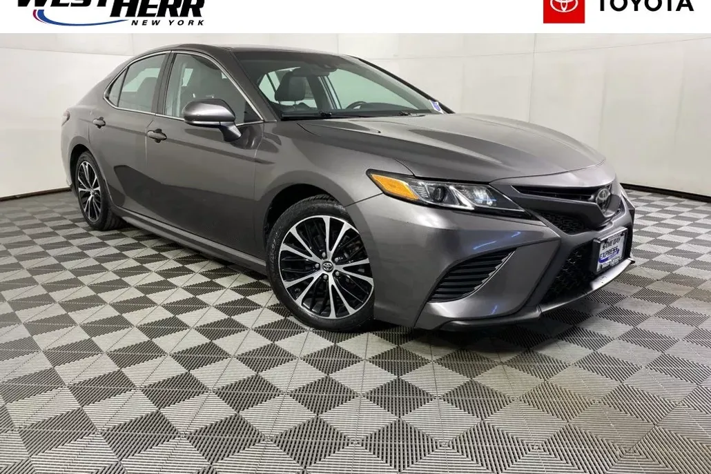 2019 Toyota Camry SE photo 1