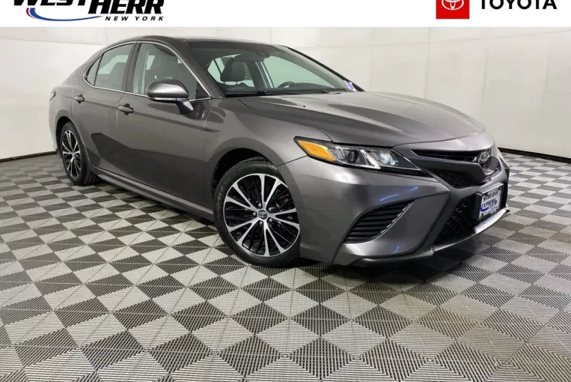 2019 Toyota Camry SE photo 1