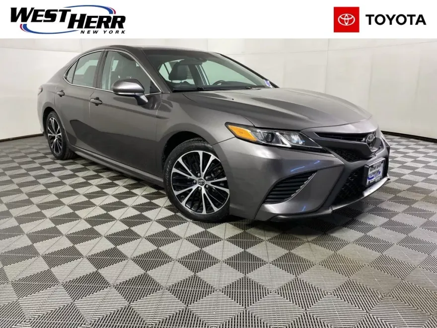2019 Toyota Camry SE photo 1