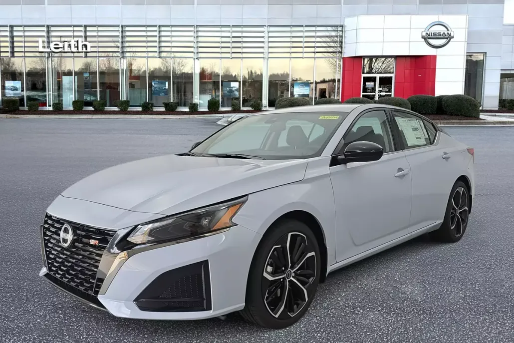 2025 Nissan Altima SR photo 1