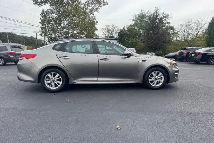 2016 Kia Optima LX photo 1