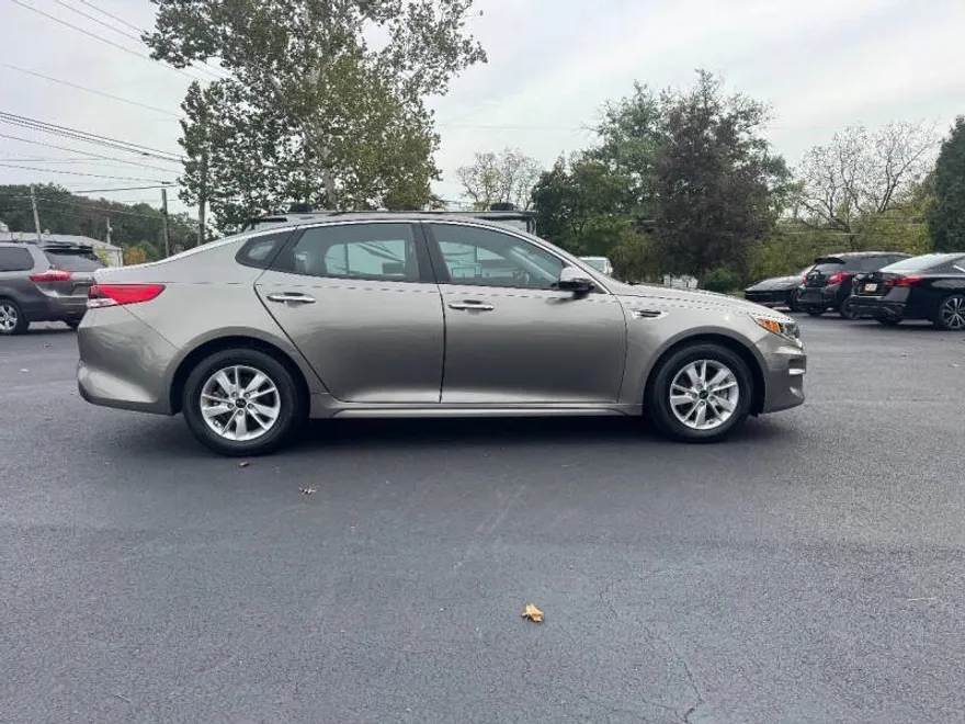 2016 Kia Optima LX photo 1