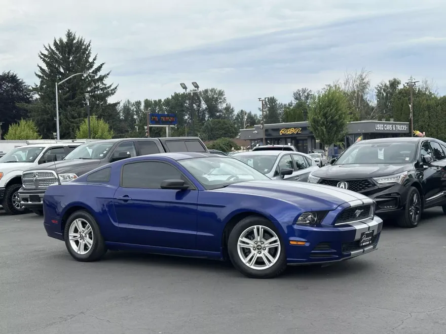 2013 Ford Mustang V6 photo 1