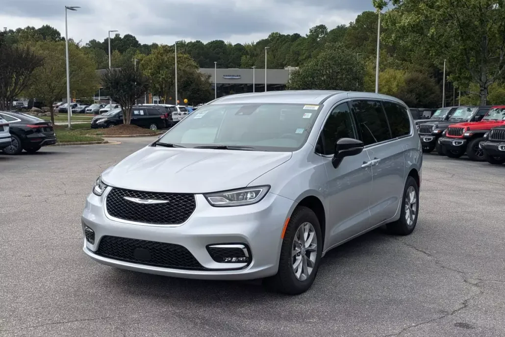 2026 Chrysler Pacifica photo 1