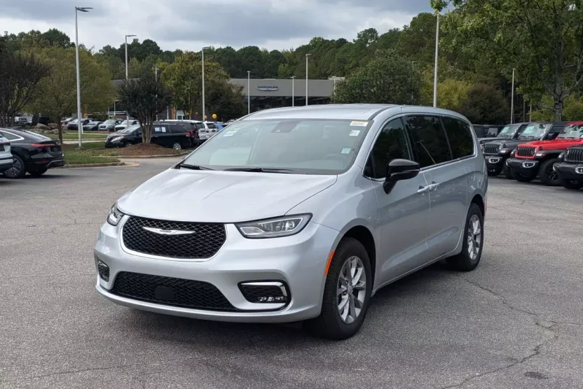 2026 Chrysler Pacifica photo 1