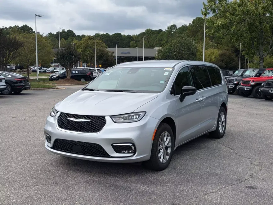 2026 Chrysler Pacifica photo 1