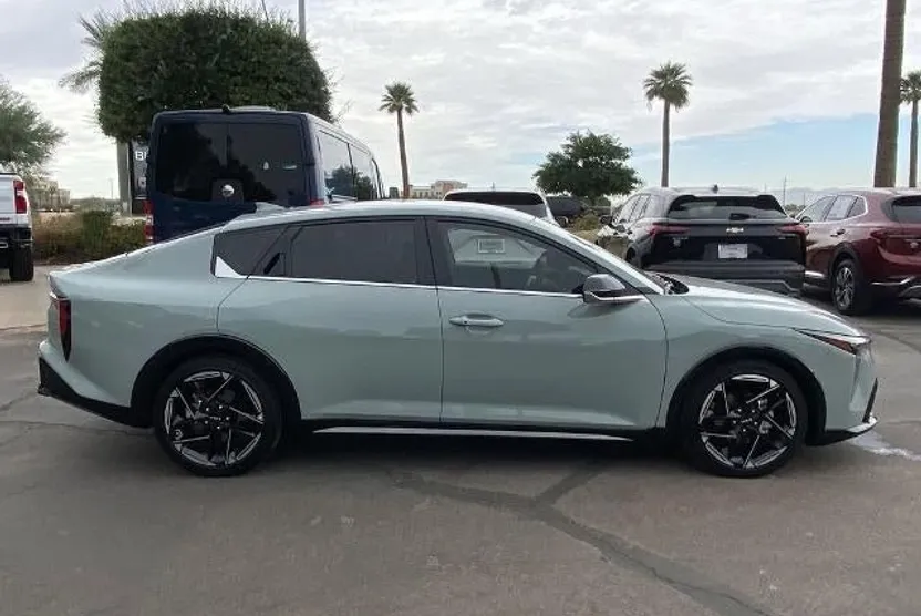 2025 Kia K4 GT-Line photo 1