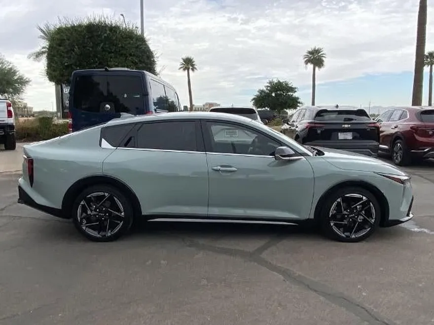 2025 Kia K4 GT-Line photo 1