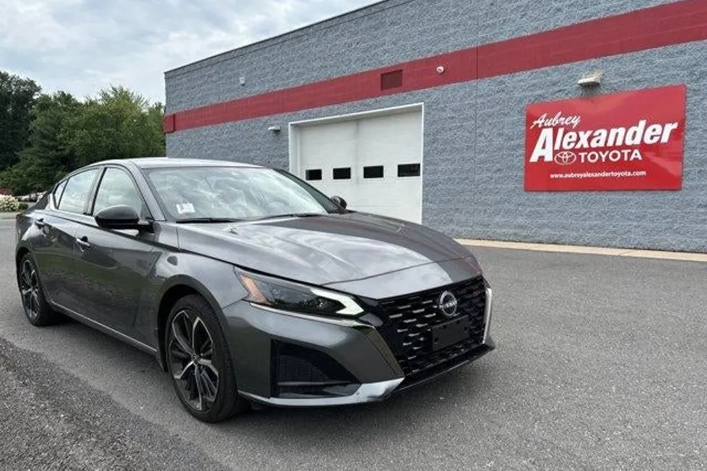 2024 Nissan Altima 2.5 SR photo 1
