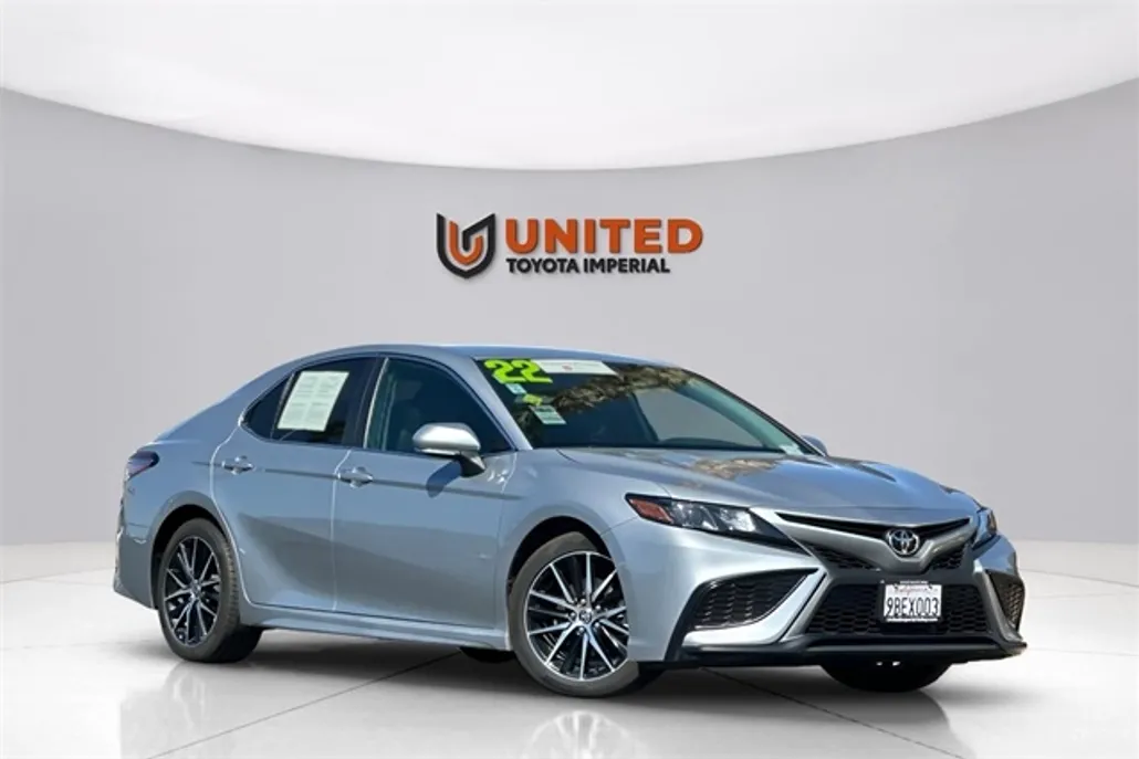 2022 Toyota Camry SE photo 1