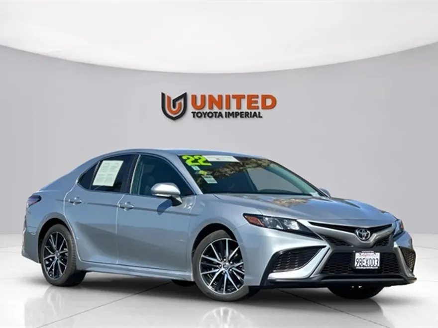 2022 Toyota Camry SE photo 1