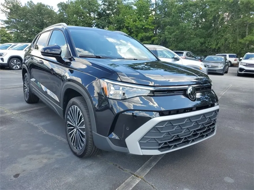 2025 Volkswagen Taos SE photo 1