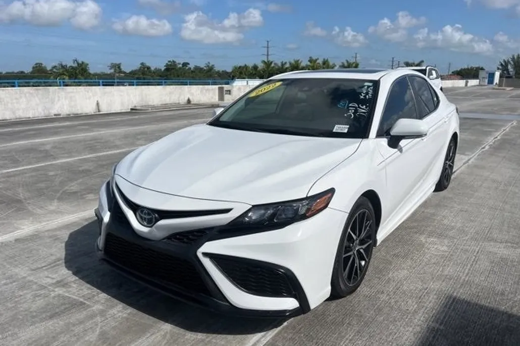2022 Toyota Camry Hybrid SE photo 1