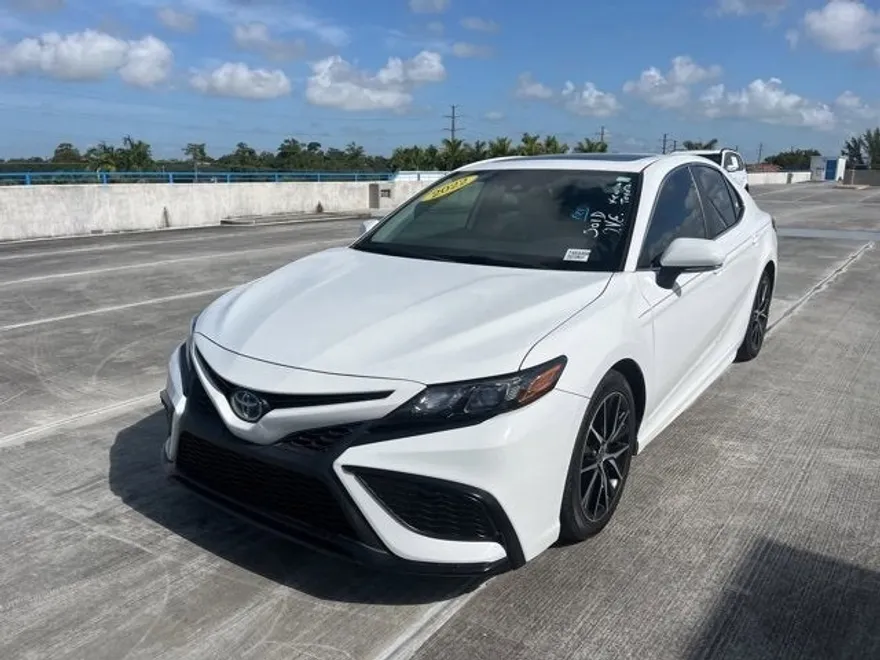 2022 Toyota Camry Hybrid SE photo 1
