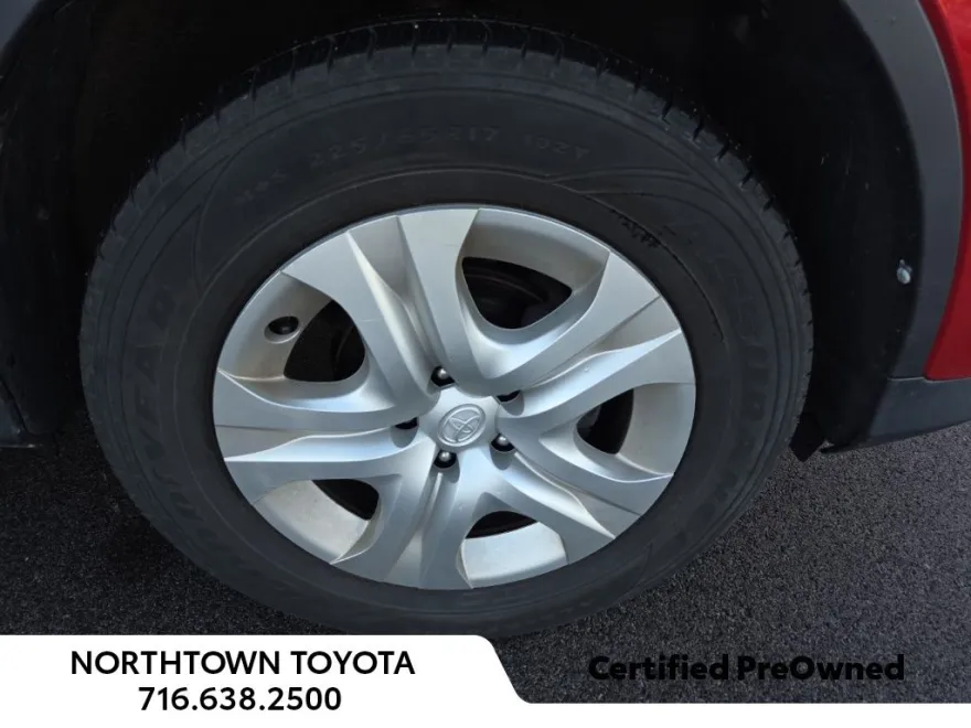 2015 Toyota RAV4 LE photo 1