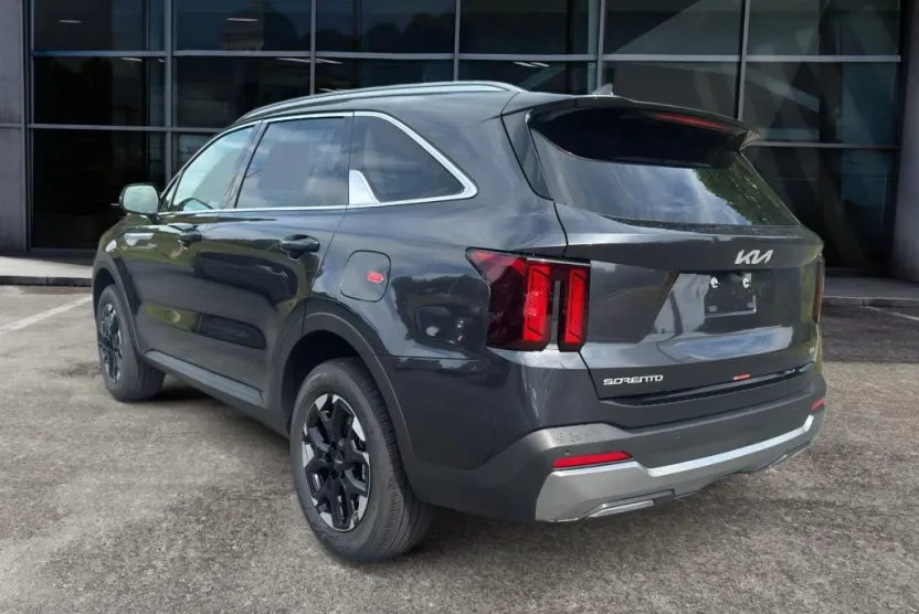 2025 Kia Sorento S photo 1