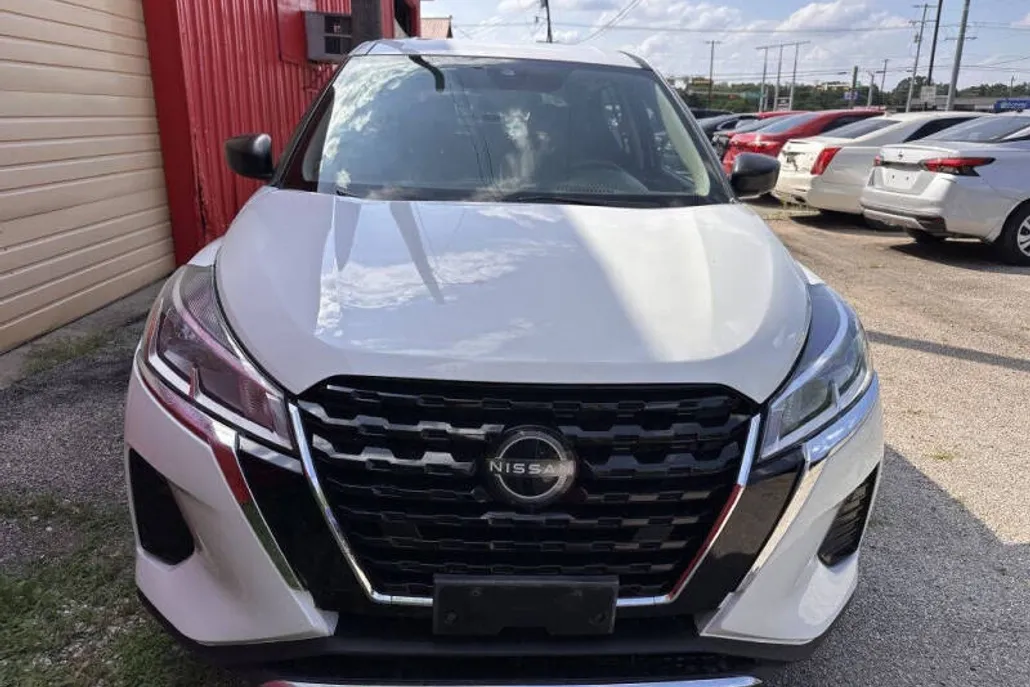2023 Nissan Kicks S photo 1