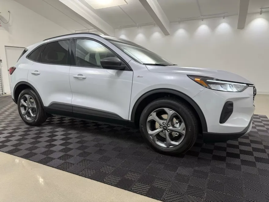 2025 Ford Escape ST-Line photo 1