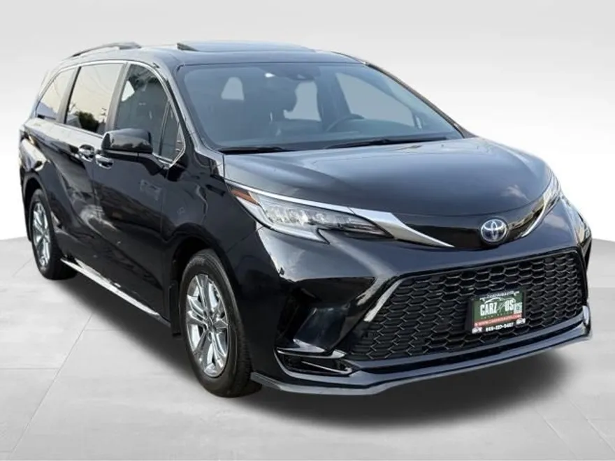 2022 Toyota Sienna XSE photo 3