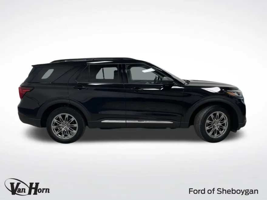 2025 Ford Explorer photo 2