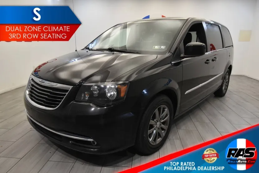 2016 Chrysler Town & Country S photo 1