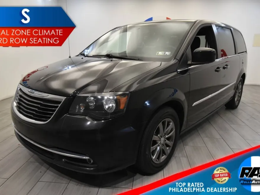 2016 Chrysler Town & Country S photo 1