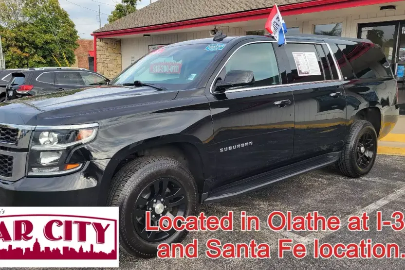 2019 Chevrolet Suburban LT photo 1