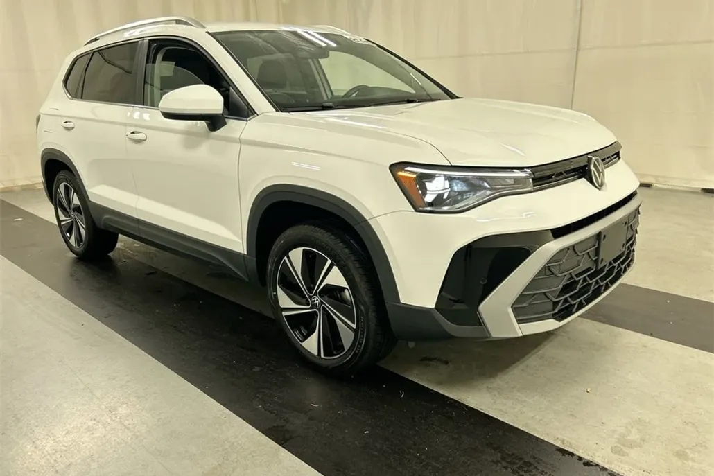 2025 Volkswagen Taos SE photo 1