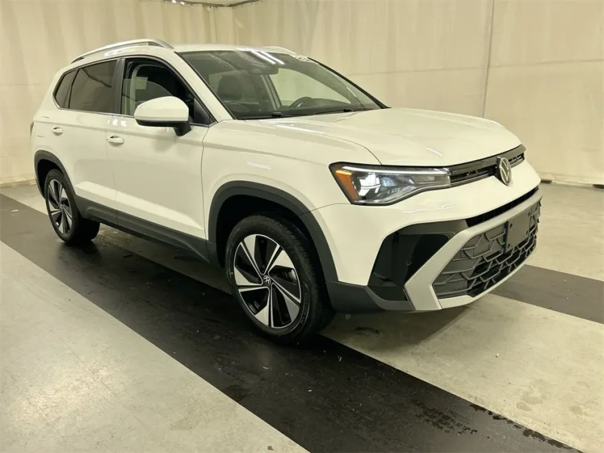 2025 Volkswagen Taos SE photo 1