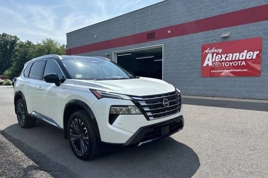 2025 Nissan Rogue AWD Platinum photo 1