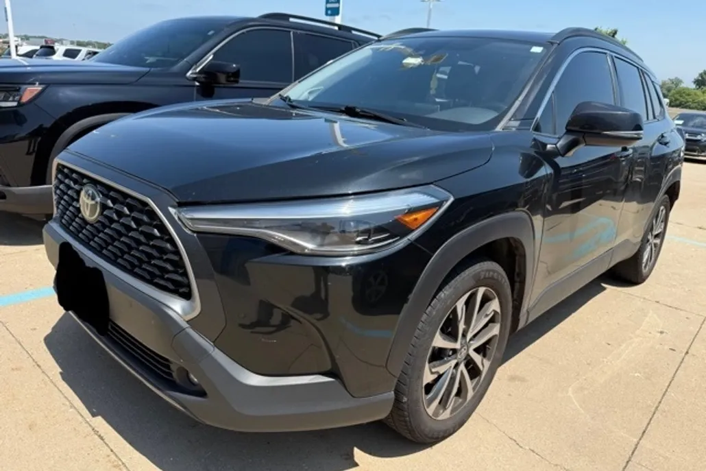 2022 Toyota Corolla Cross XLE photo 1