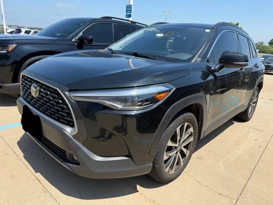 2022 Toyota Corolla Cross XLE photo 1