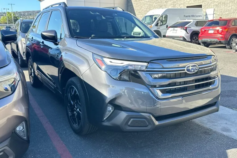2025 Subaru Forester Premium photo 1