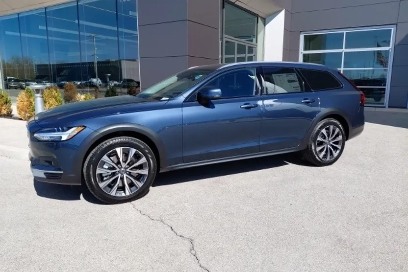 2025 Volvo V90 Cross Country B6 Plus photo 1