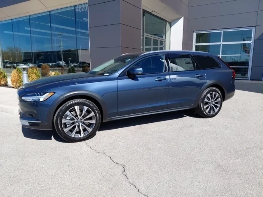 2025 Volvo V90 Cross Country B6 Plus photo 1