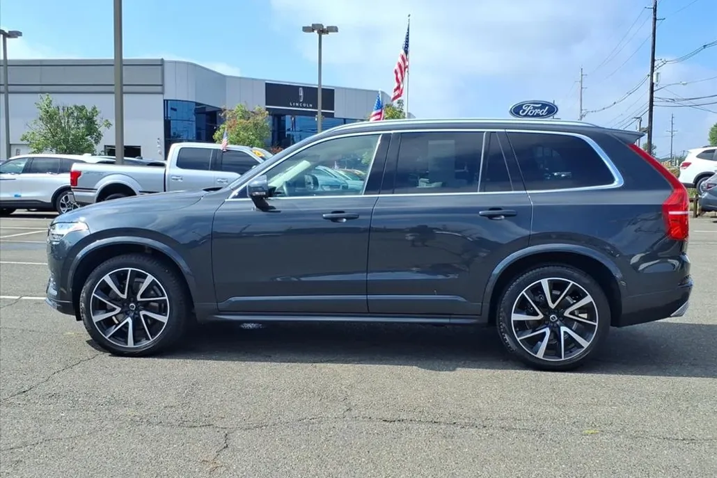 2021 Volvo XC90 T6 Momentum photo 1