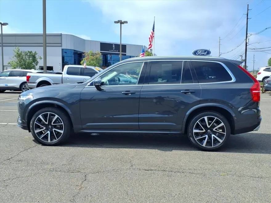 2021 Volvo XC90 T6 Momentum photo 1