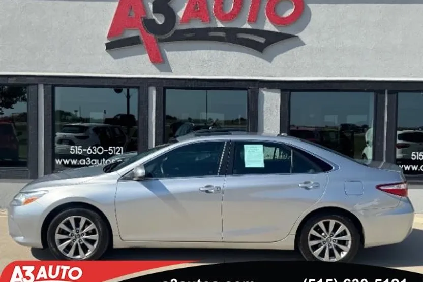 2017 Toyota Camry XLE photo 1