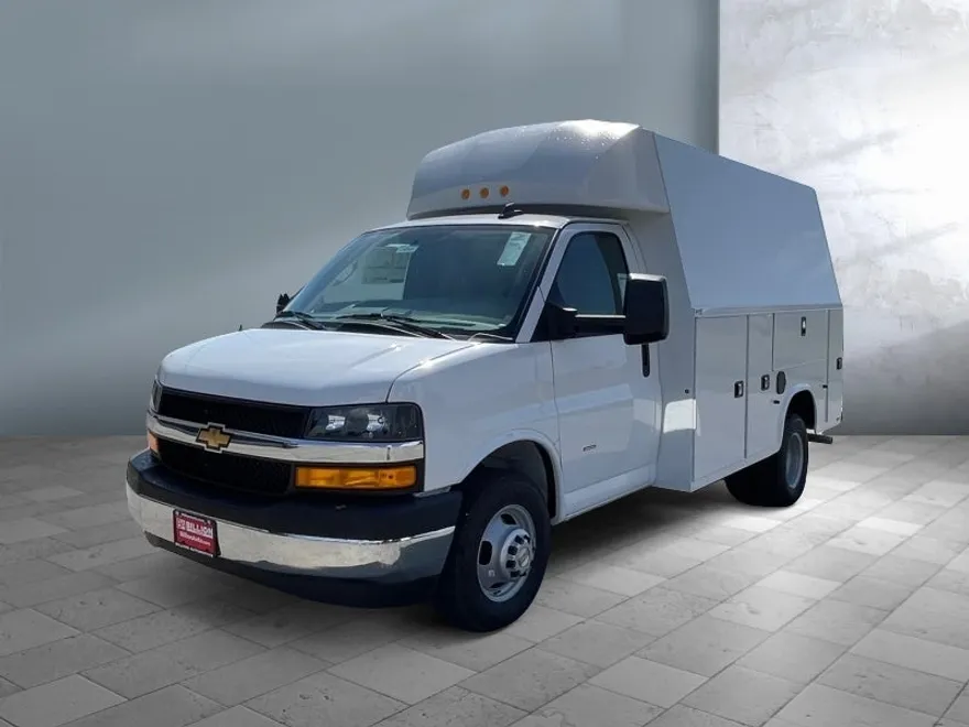 2025 Chevrolet Express Cutaway 3500 photo 1
