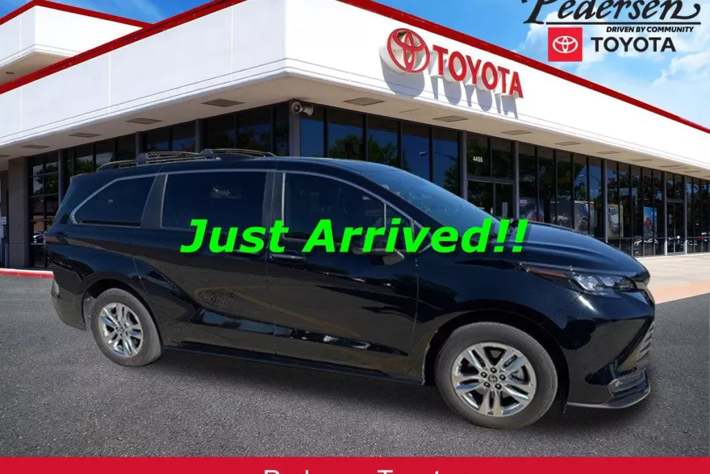 2023 Toyota Sienna Woodland Edition photo 1